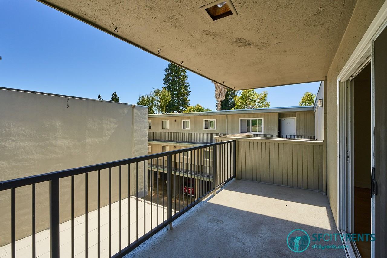 1540 Hudson St #302 - Photo 5 of 30