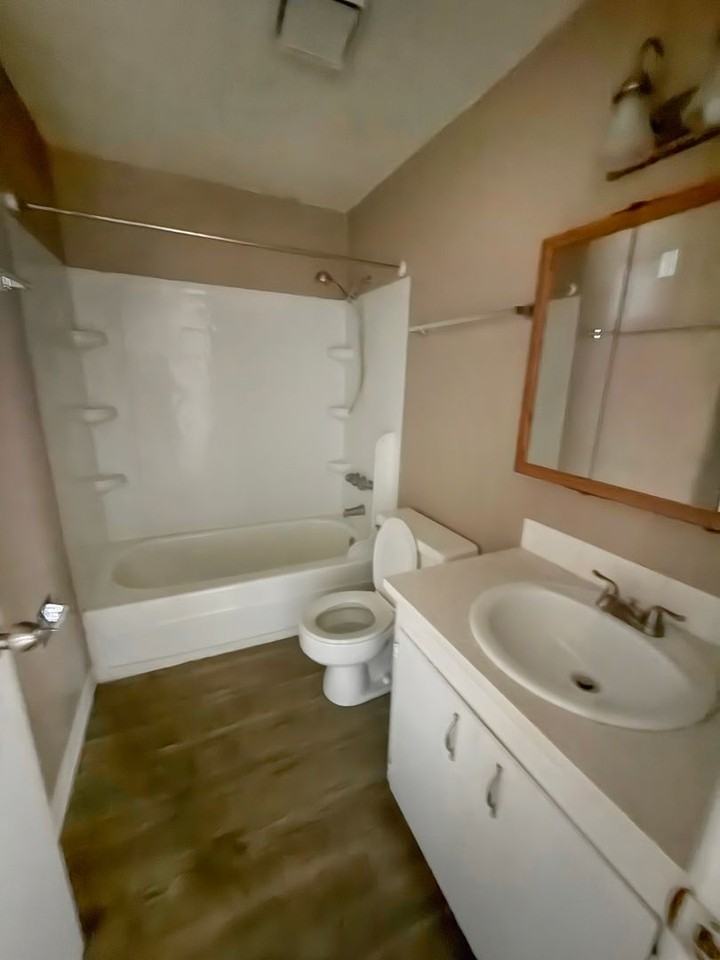 1118 1118 and 1122 Oakland St  - 19 #19 - Photo 3 of 7