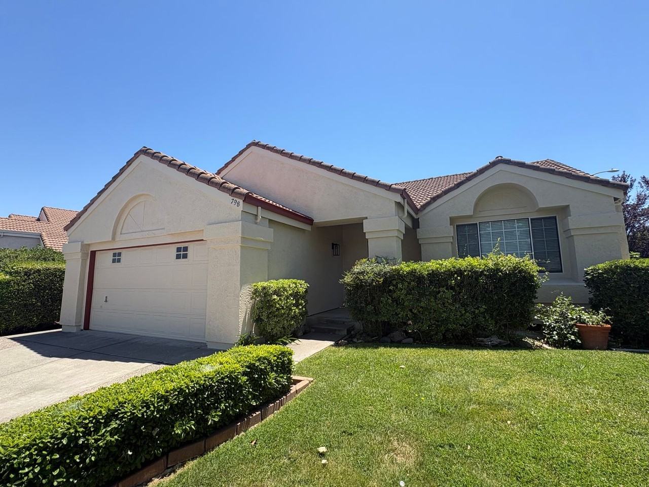 798 Shannon Dr - Photo 2 of 34