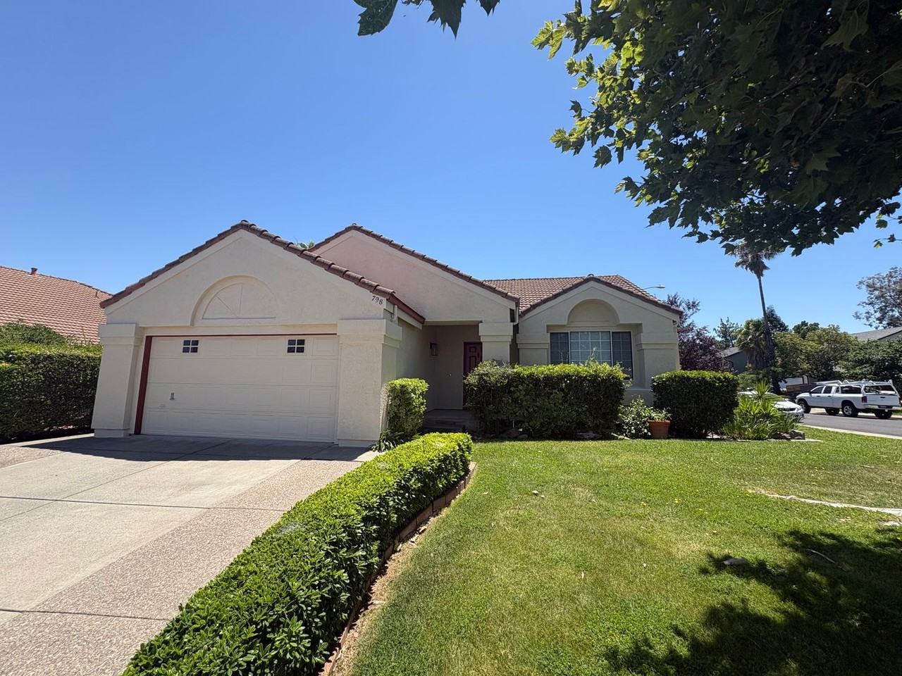 798 Shannon Dr - Photo 3 of 34
