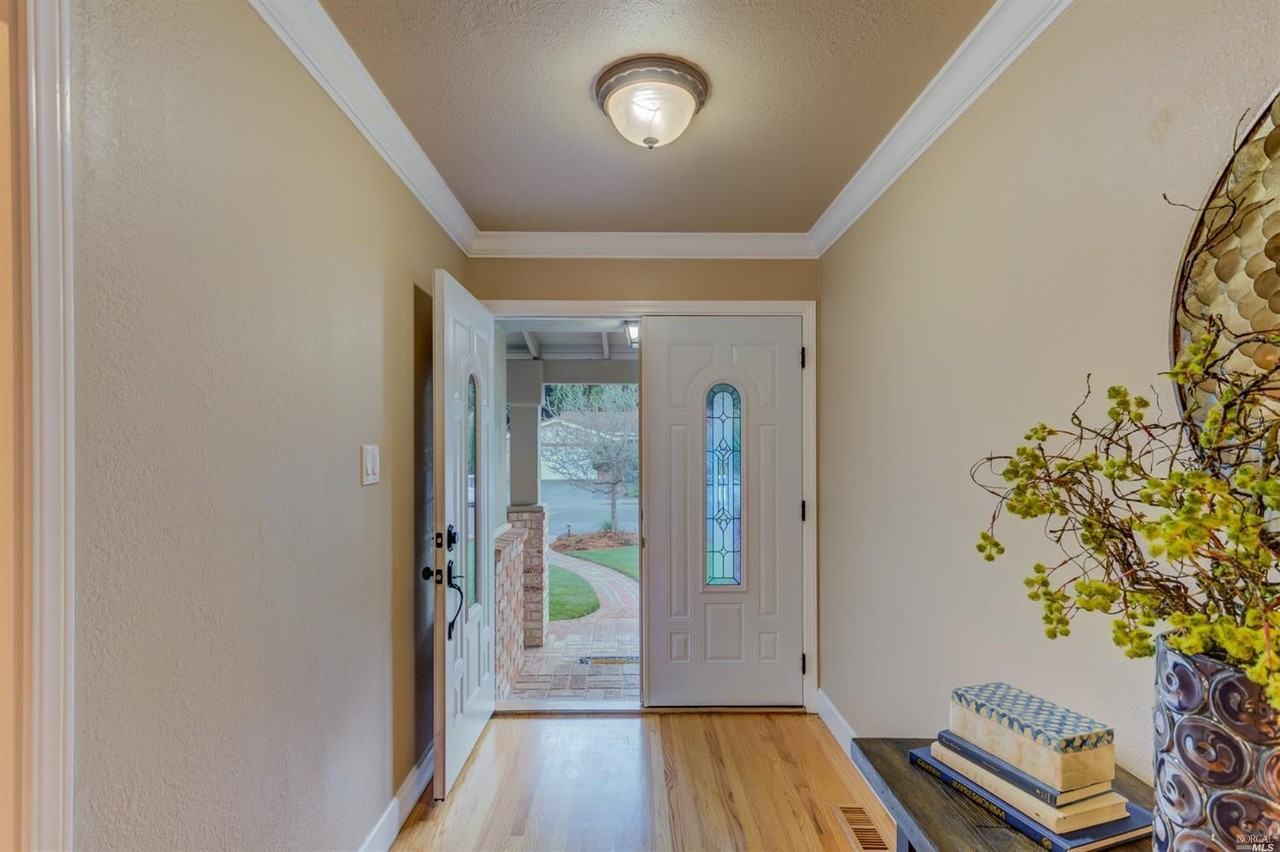 2572 Rollingwood Dr - Photo 3 of 31