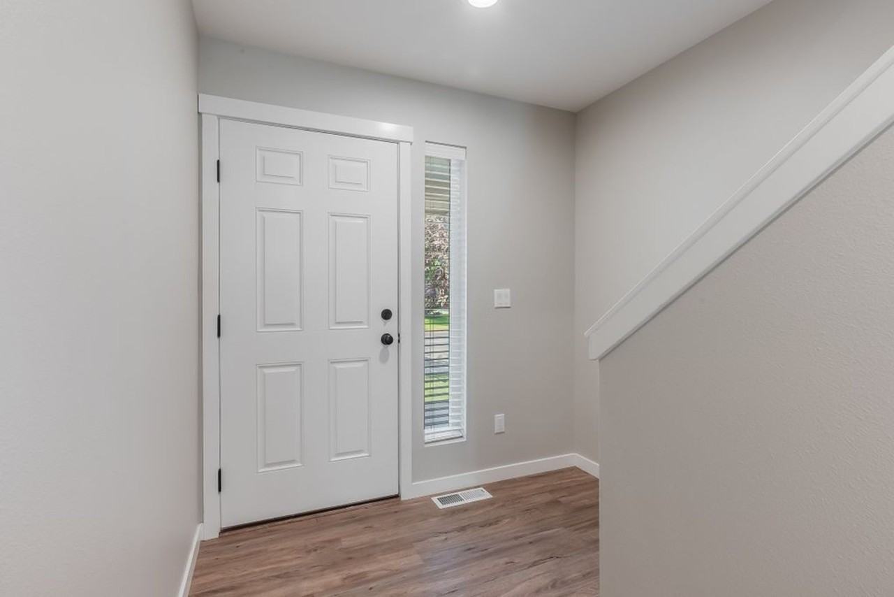 2844 N Carriage Ct - Photo 3 of 21