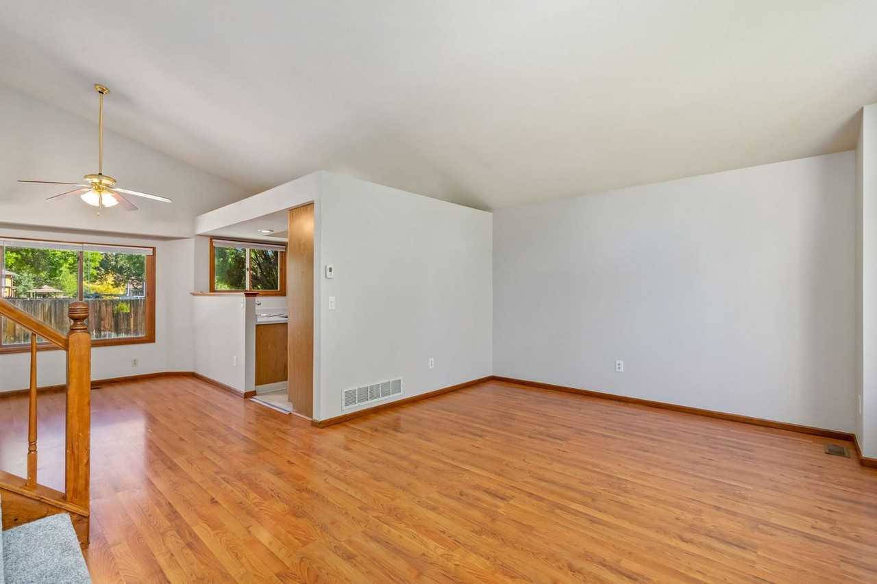 718 Justice Dr - Photo 3 of 30