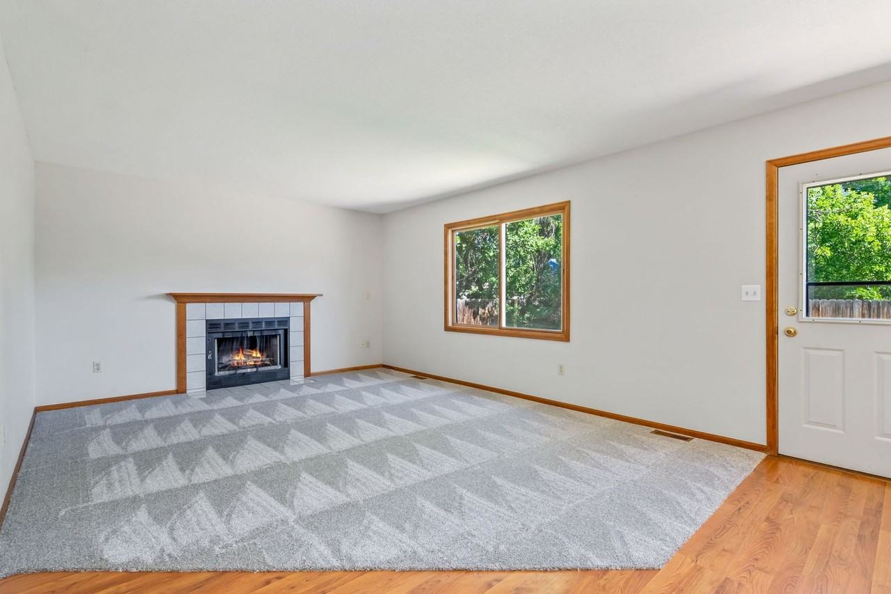 718 Justice Dr - Photo 6 of 30