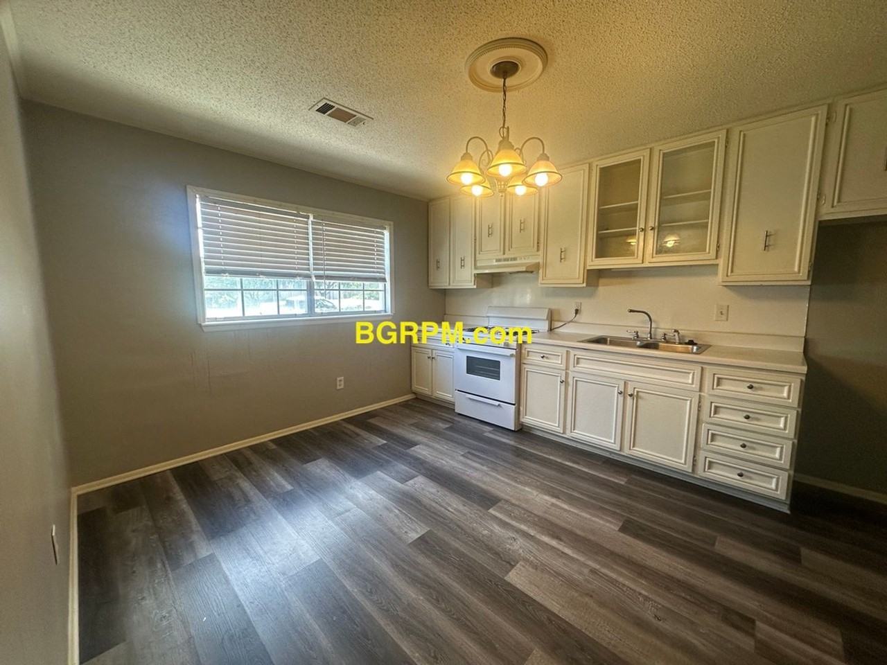 1004 Ferrell Dr - Photo 3 of 12