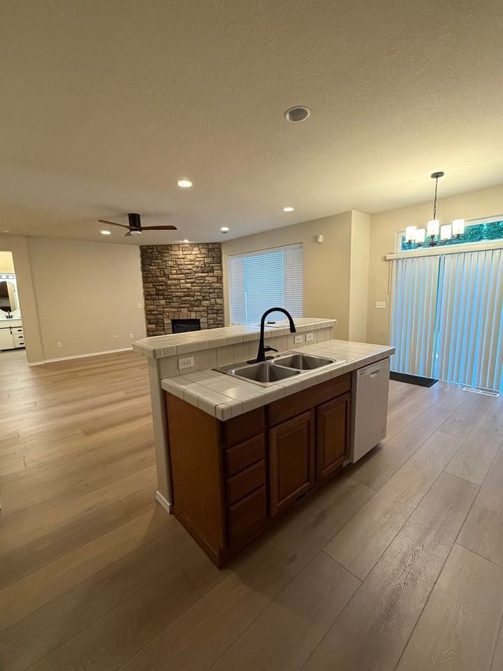 413 N Roger Smith Dr - Photo 5 of 29