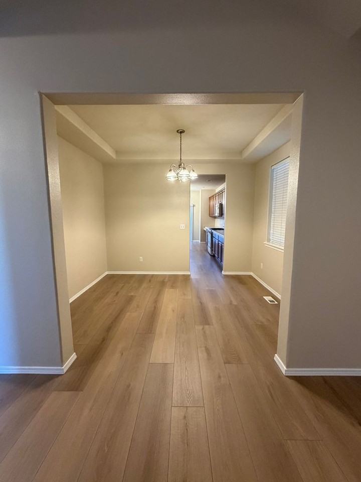 413 N Roger Smith Dr - Photo 7 of 29