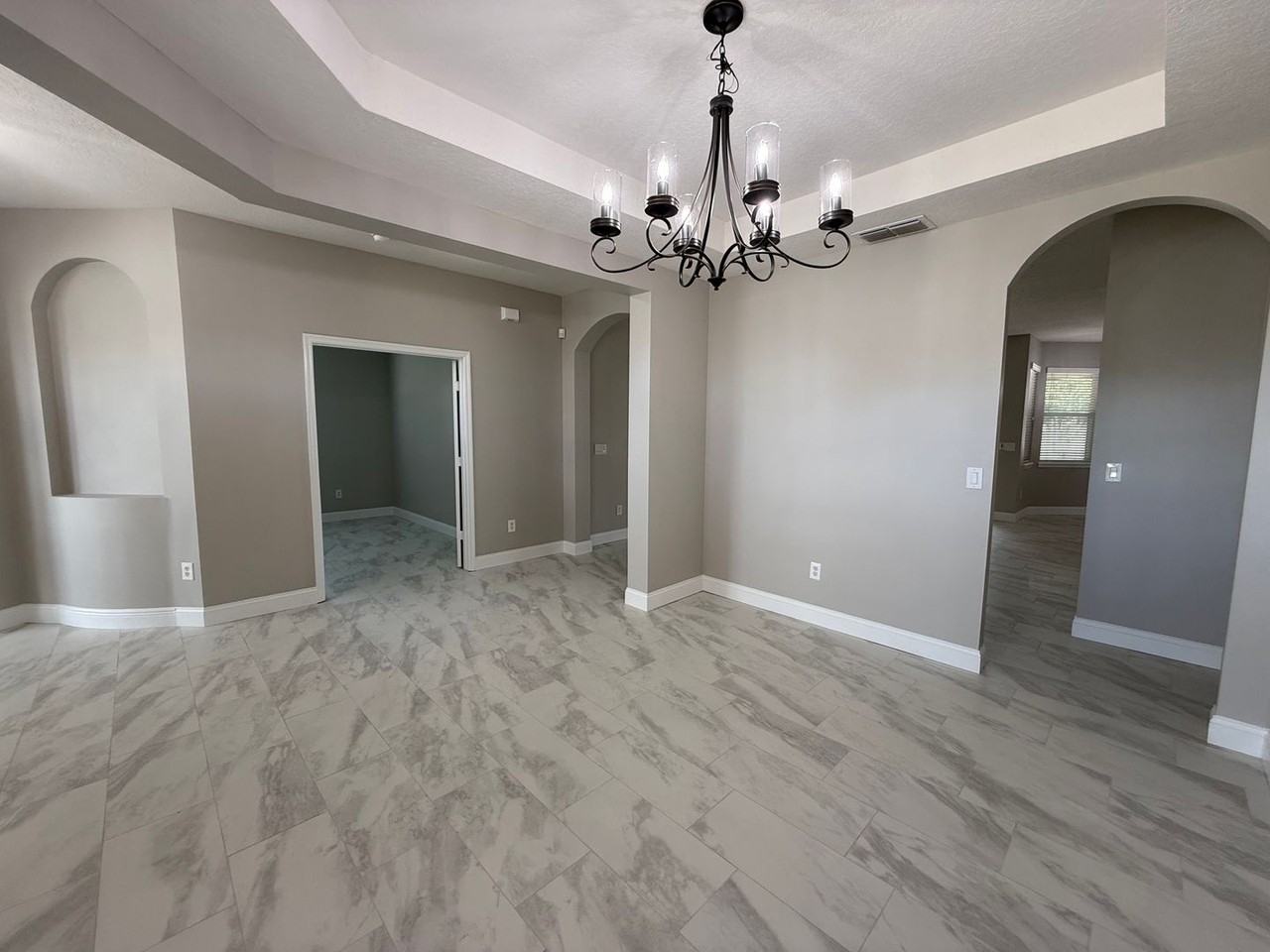 5370 Red Leaf Ct - Photo 2 of 33