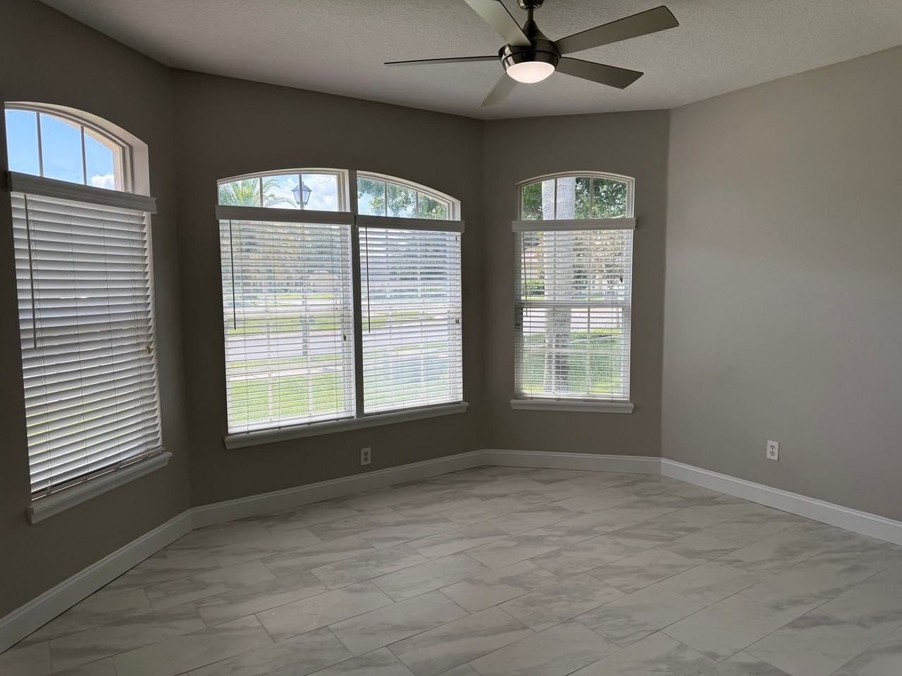 5370 Red Leaf Ct - Photo 3 of 33