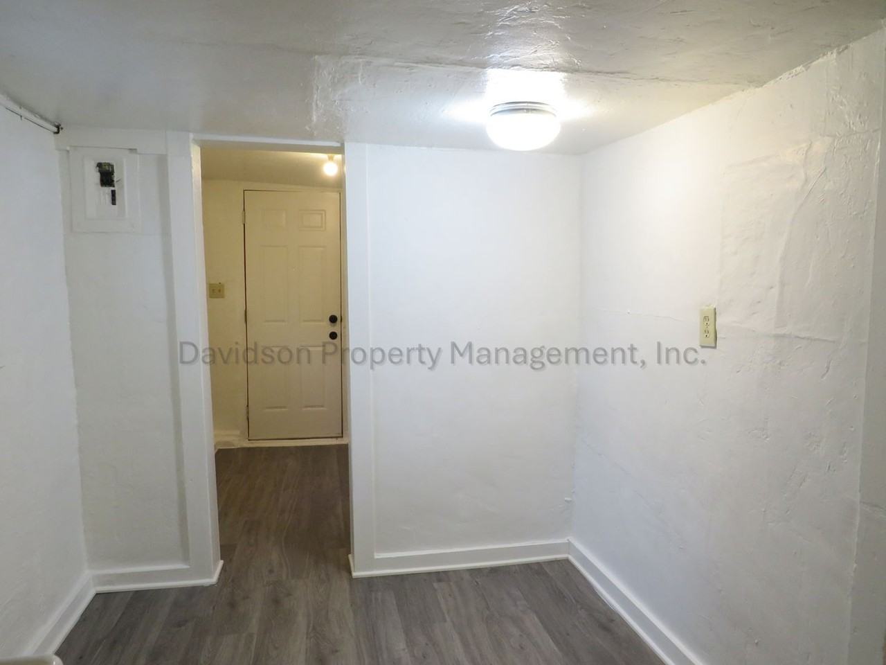 1212 1/2 Mcarthur Ave - Photo 2 of 11