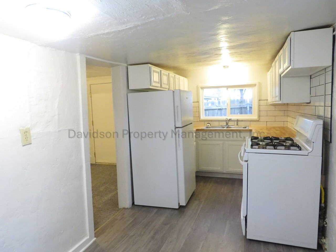 1212 1/2 Mcarthur Ave - Photo 3 of 11