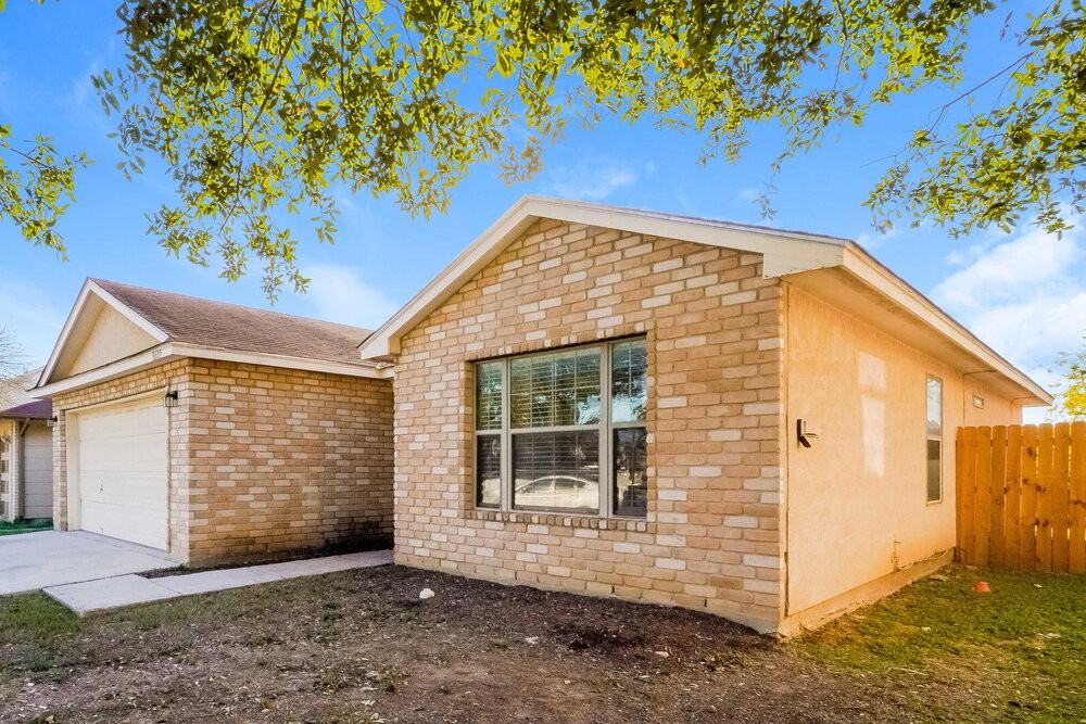 3605 Candlebrook Ln - Photo 3 of 16