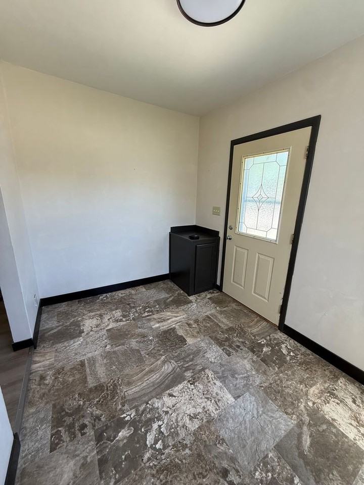 1112 S 28th St - Photo 2 of 11