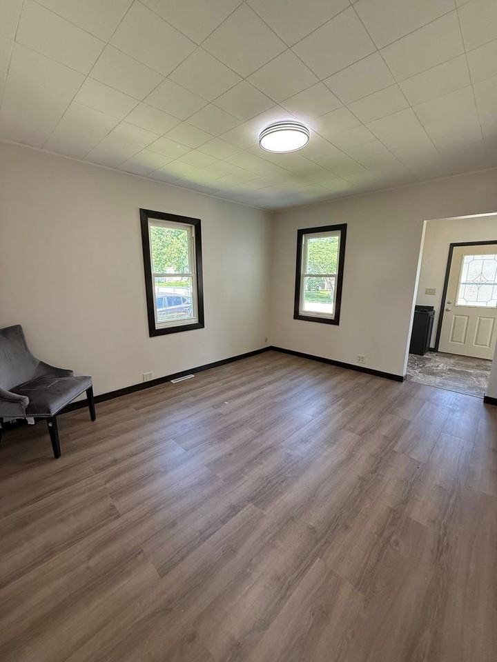 1112 S 28th St - Photo 4 of 11