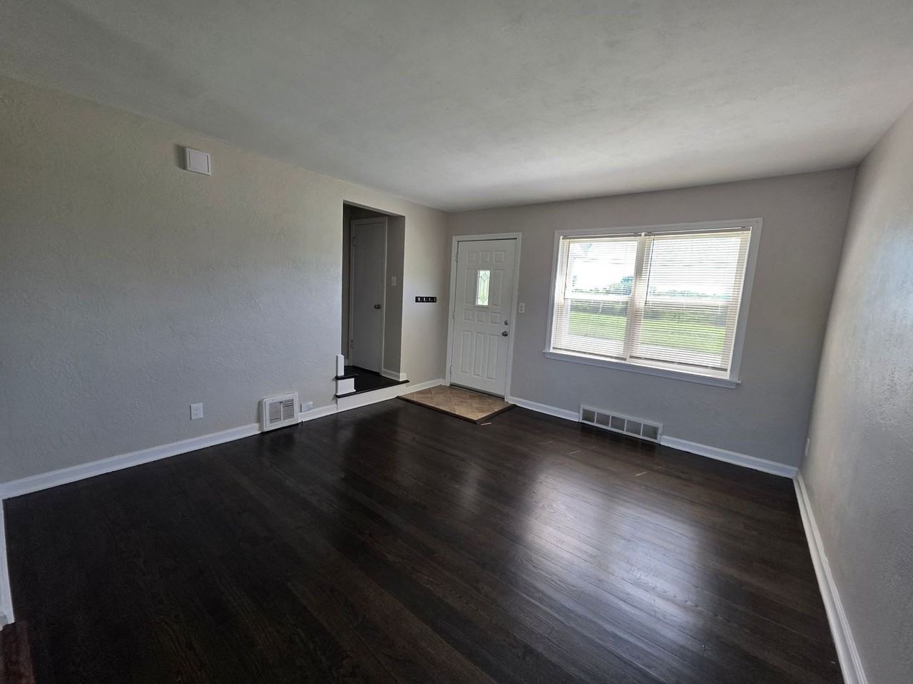 726 S Leonard St - Photo 3 of 13