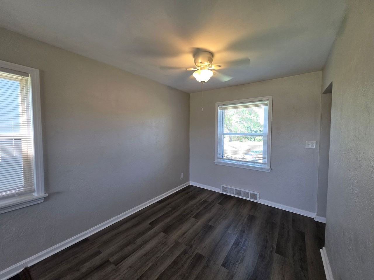 726 S Leonard St - Photo 4 of 13