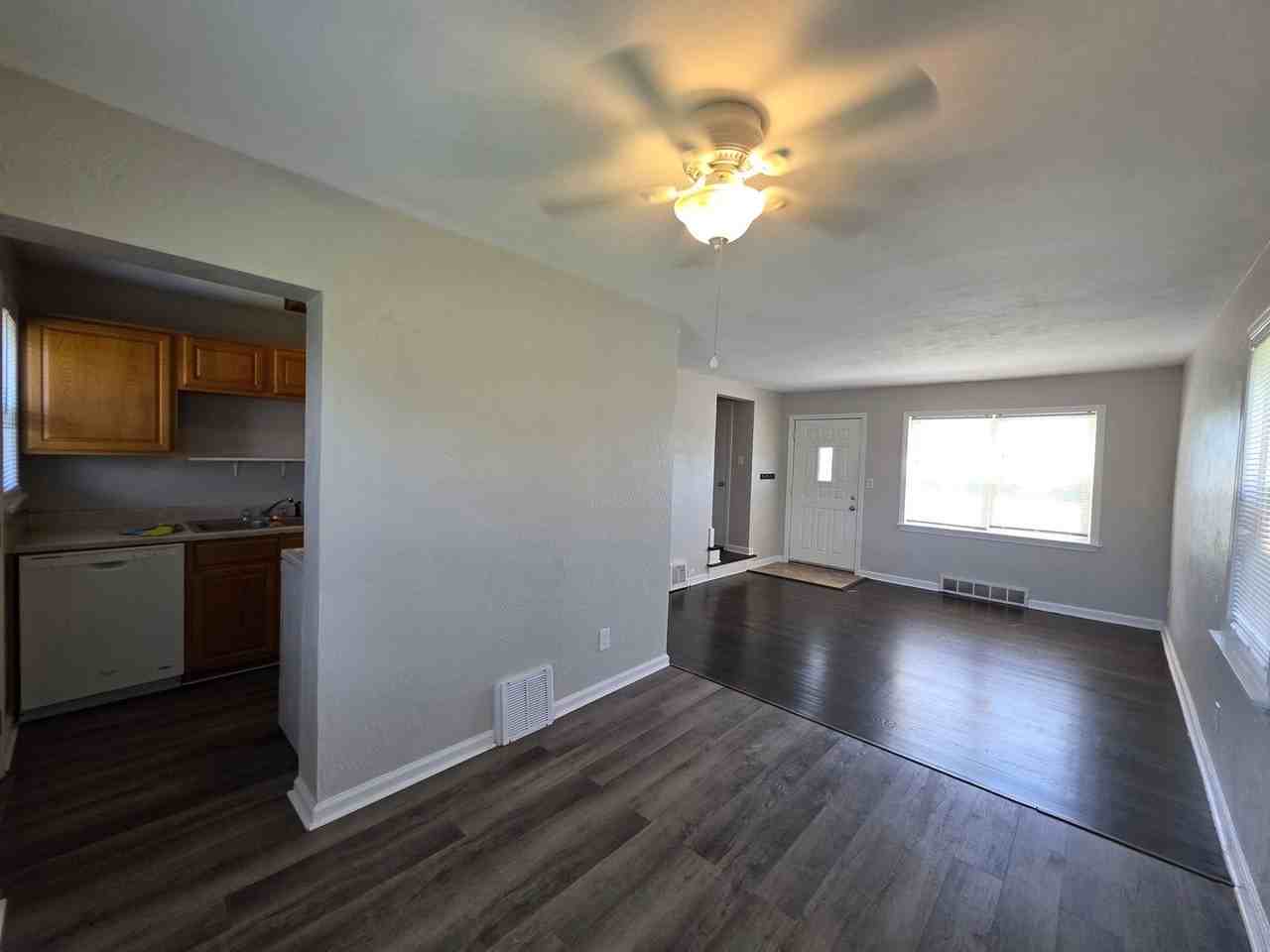 726 S Leonard St - Photo 5 of 13