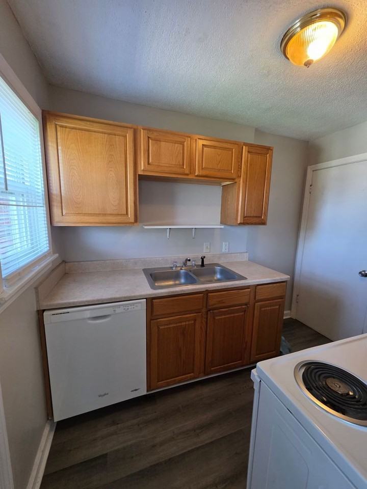 726 S Leonard St - Photo 6 of 13