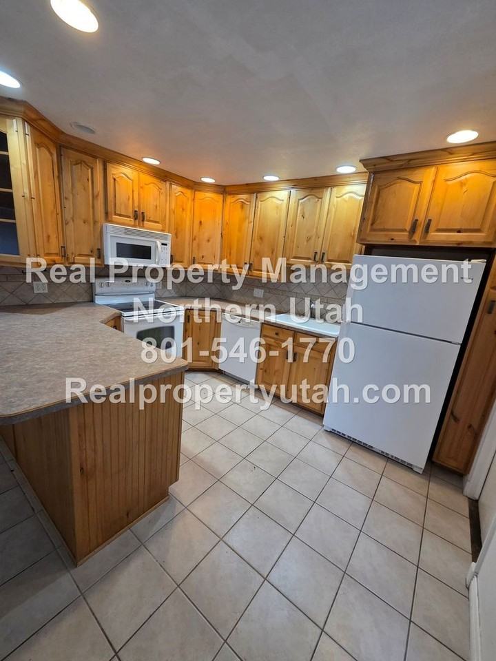 1487 Adams Ave - Photo 4 of 15