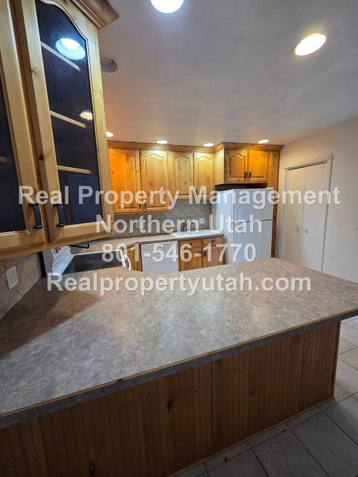 1487 Adams Ave - Photo 5 of 15