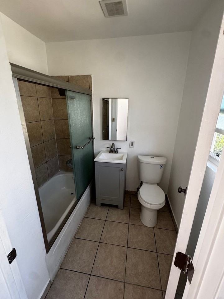 3940 Dobinson St - Photo 5 of 11