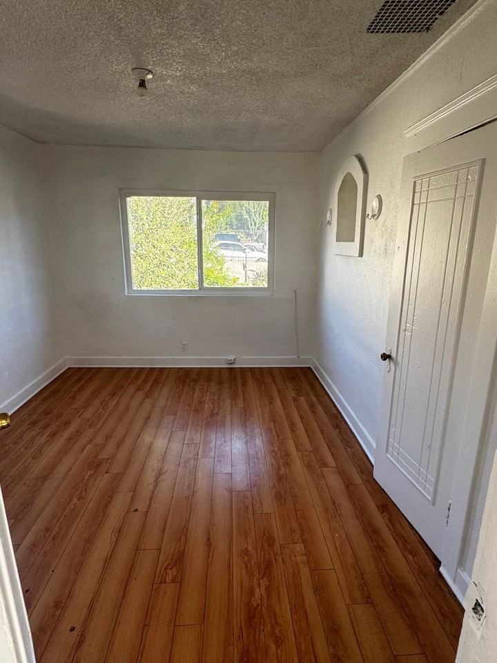 3940 Dobinson St - Photo 7 of 11