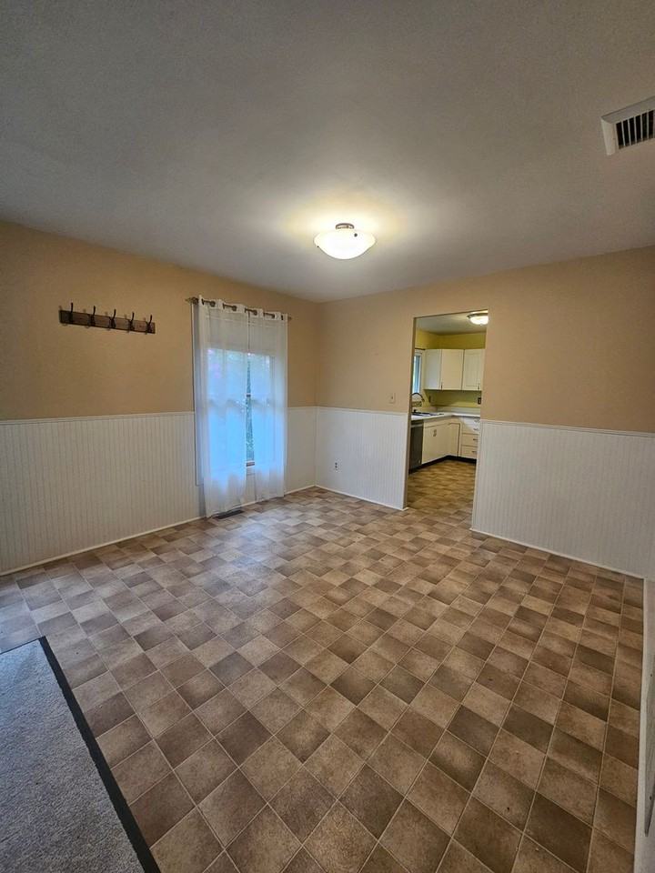 491 Westgate Dr - Photo 5 of 24