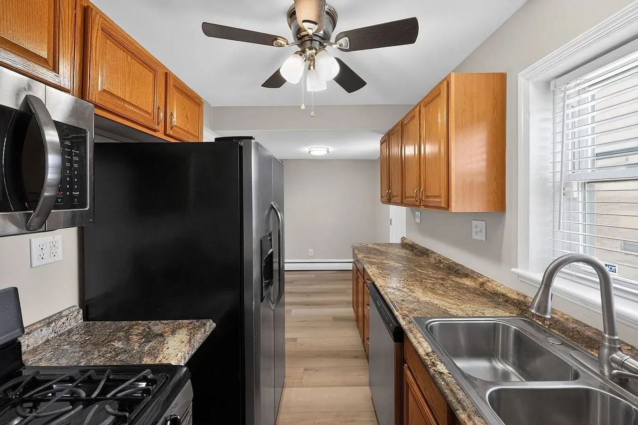 1105 Carrington Ave - Photo 3 of 14