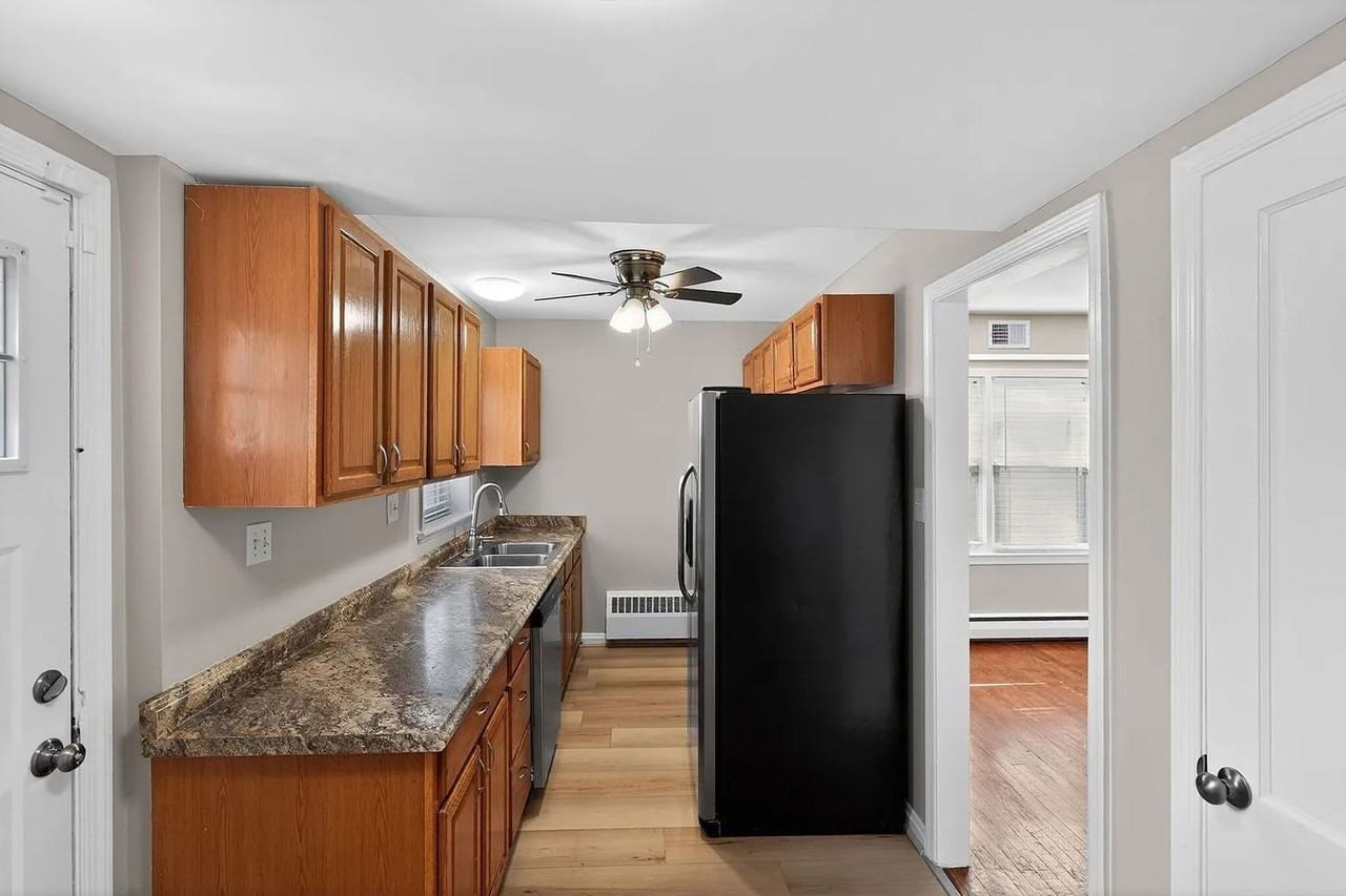 1105 Carrington Ave - Photo 4 of 14