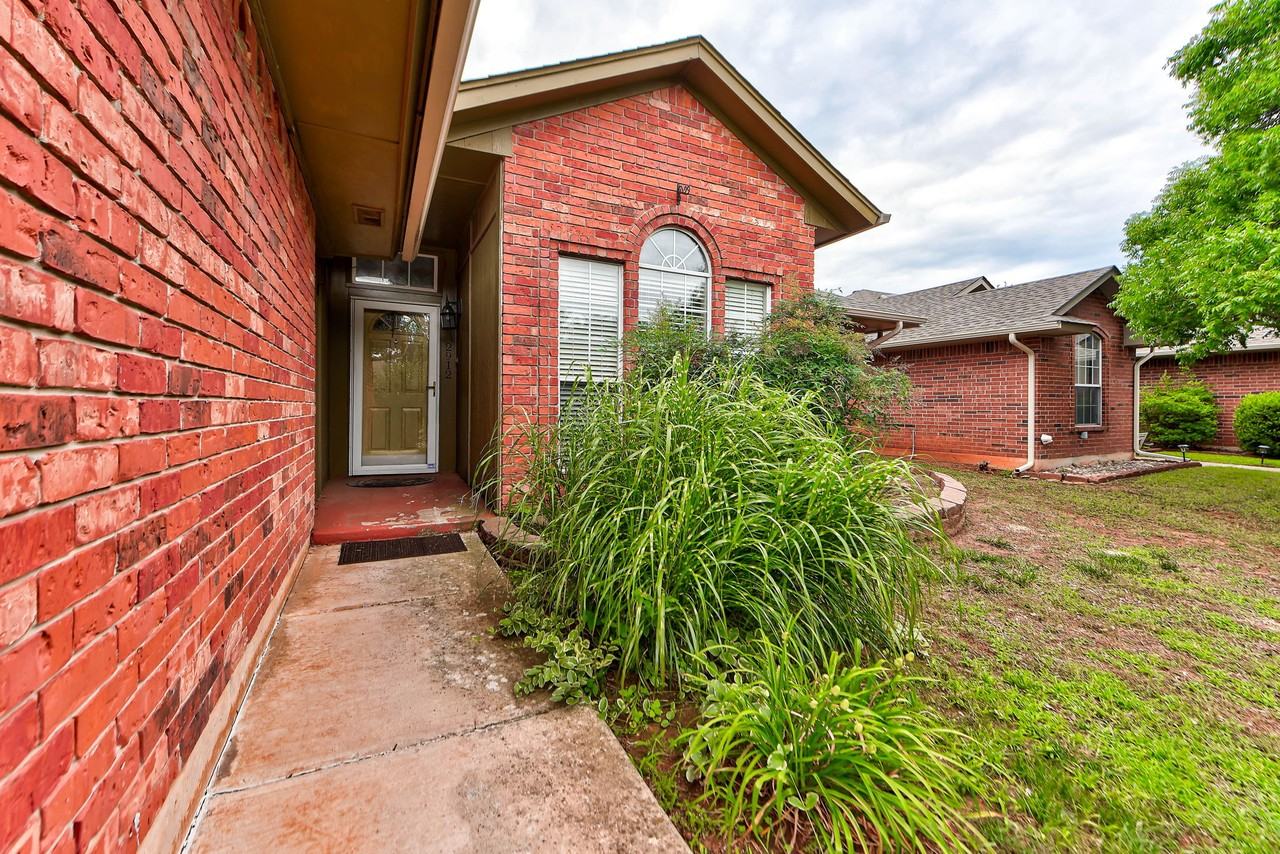 2912 Edinburg Dr #1 - Photo 2 of 42