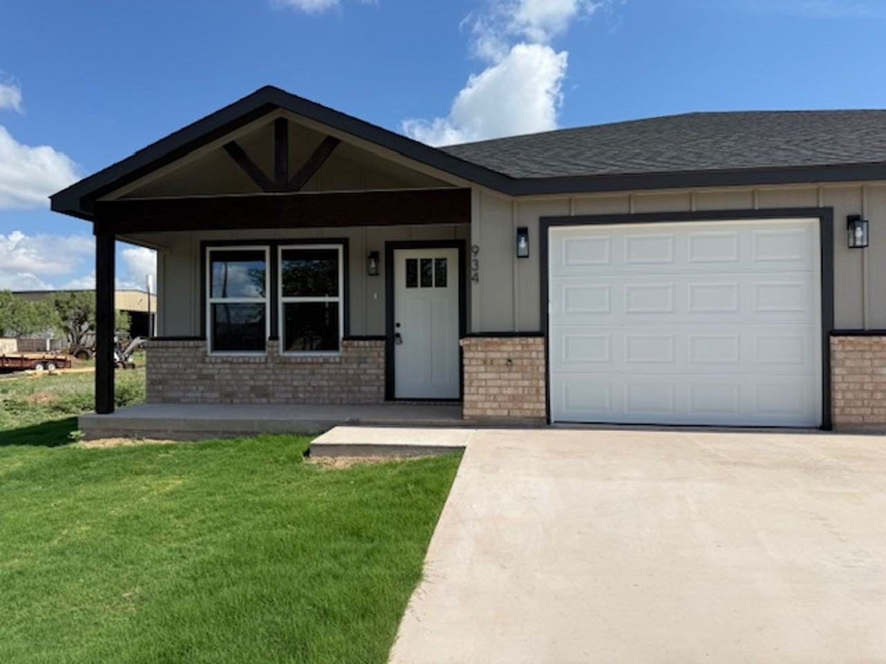 934 Minda St - Photo 2 of 17