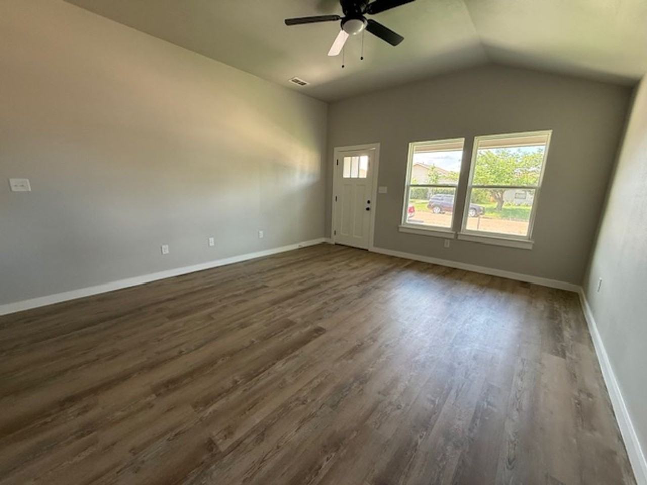 934 Minda St - Photo 3 of 17