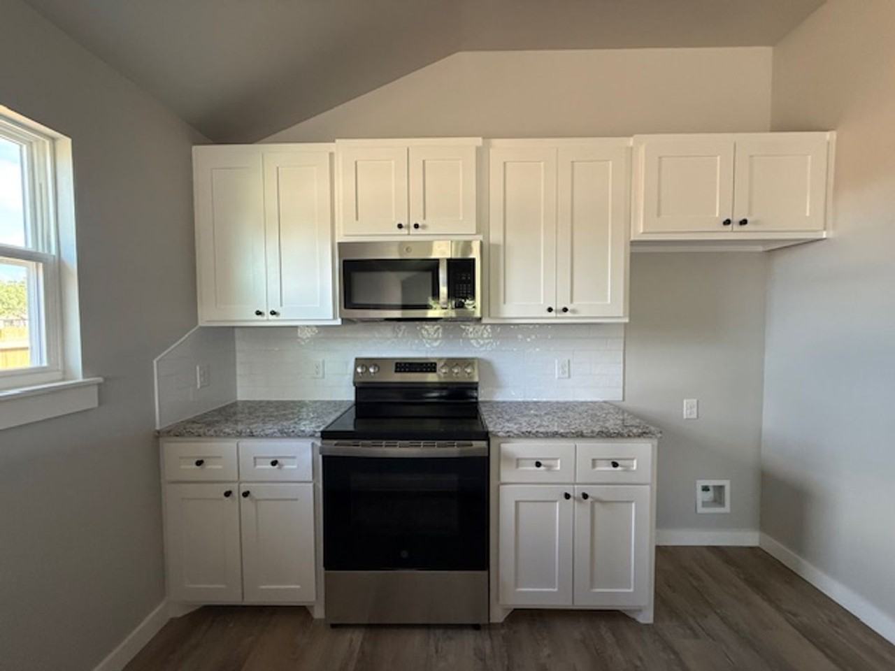 934 Minda St - Photo 5 of 17
