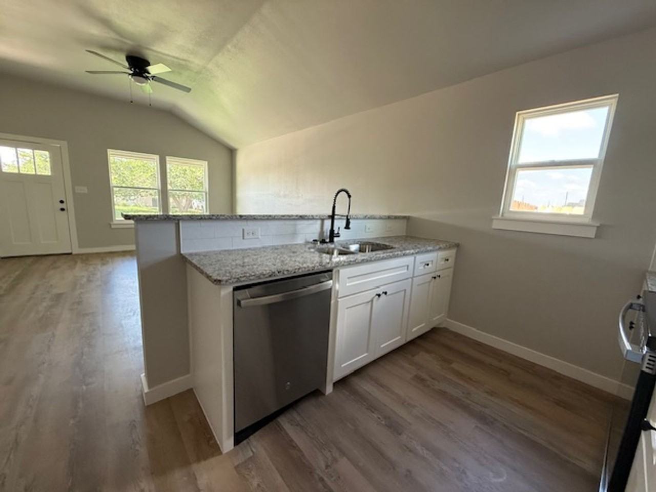 934 Minda St - Photo 6 of 17
