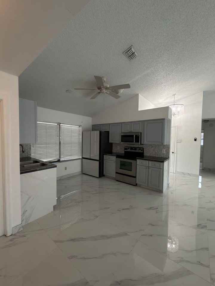 9142 Sabal Palm Cir - Photo 4 of 15