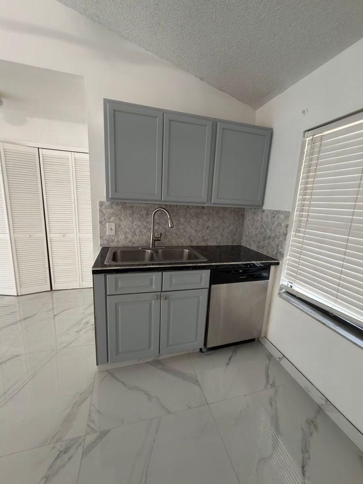 9142 Sabal Palm Cir - Photo 5 of 15