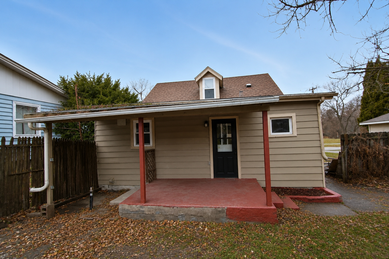 1009 W 10th St - Photo 2 of 5