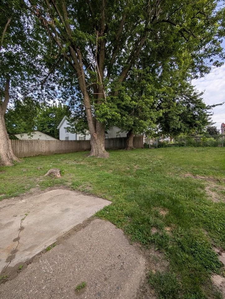 1009 W 10th St - Photo 3 of 5