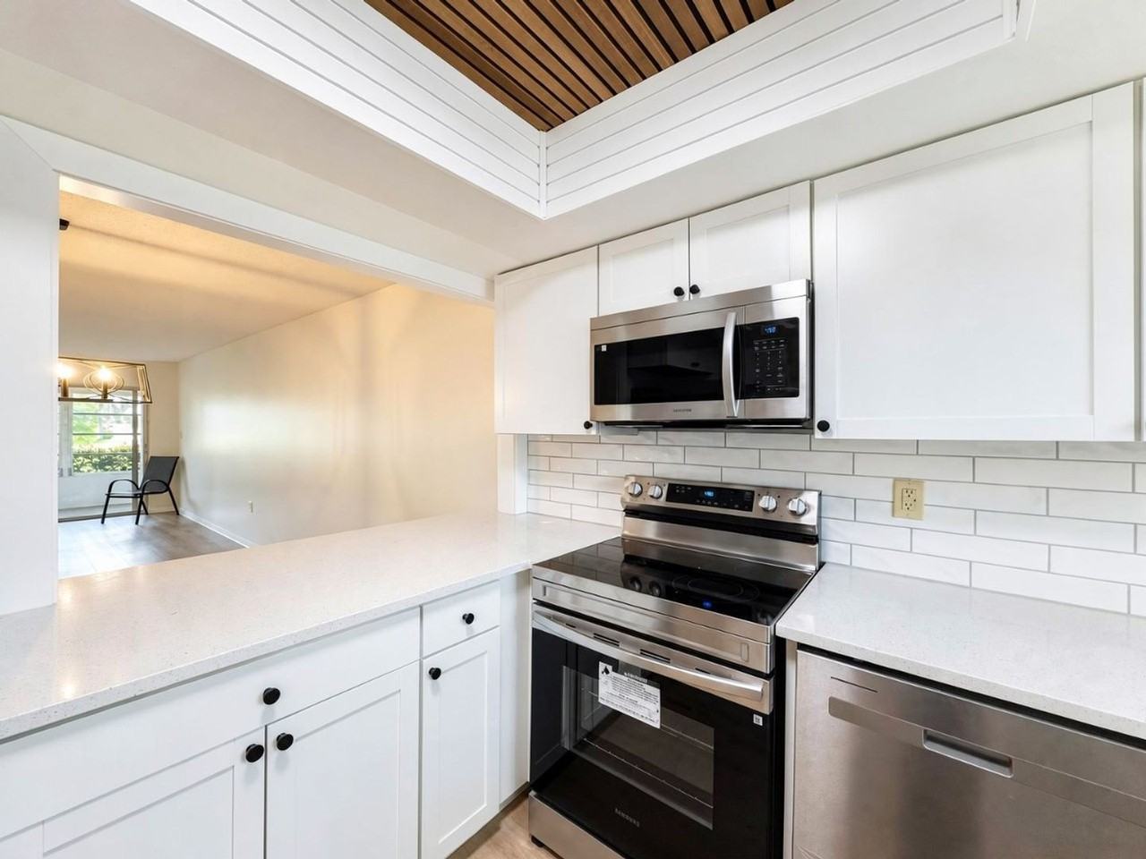 325 Charlemagne Blvd - Photo 2 of 24