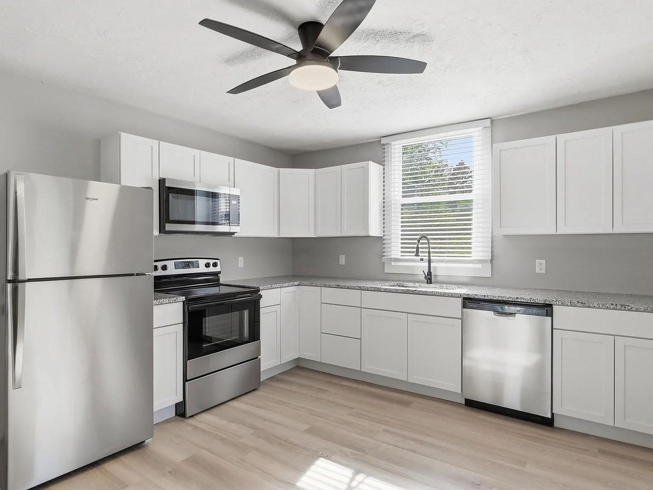 504 Harris St - Photo 7 of 20