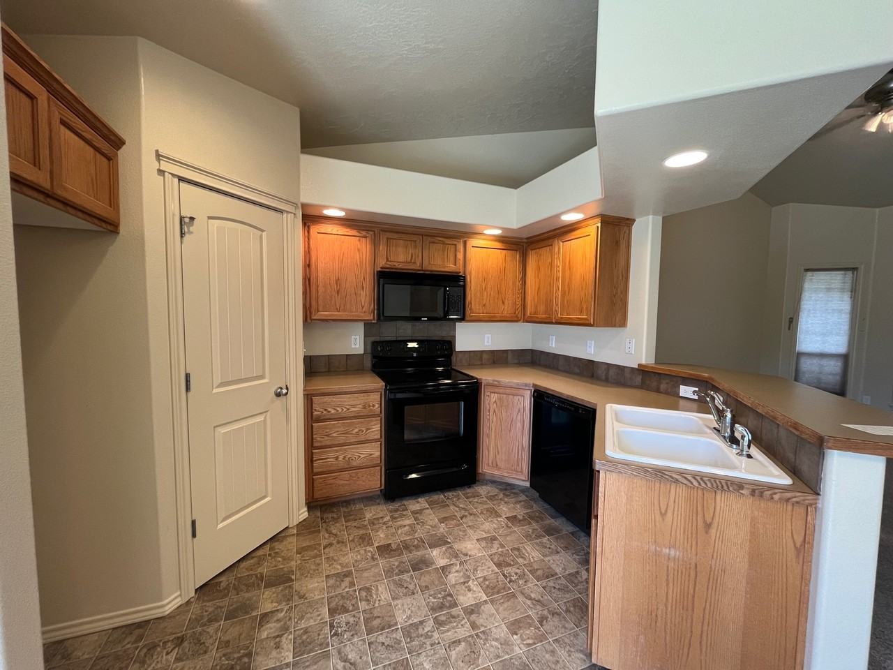 899 W Ashby Dr - Photo 4 of 21