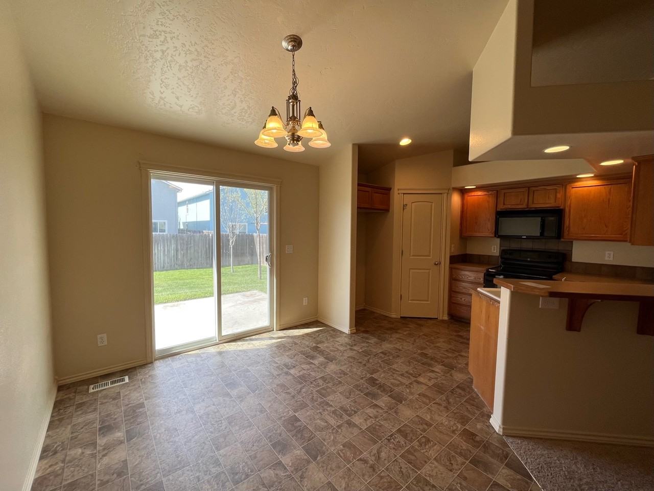 899 W Ashby Dr - Photo 5 of 21