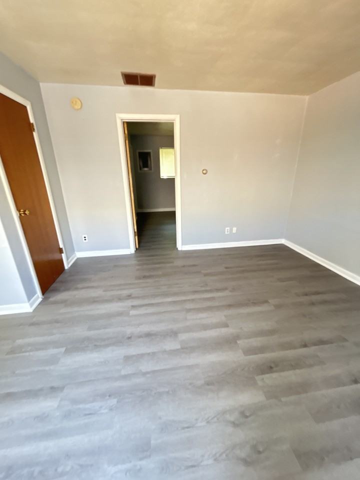 623 Troy St #D - Photo 3 of 11