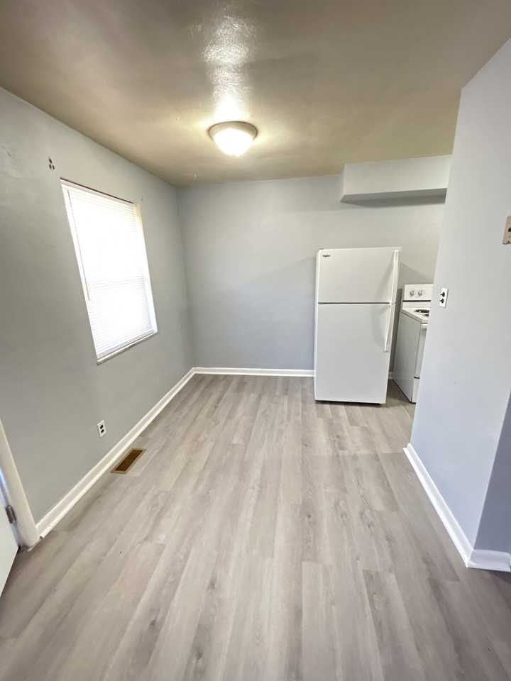 623 Troy St #D - Photo 4 of 11