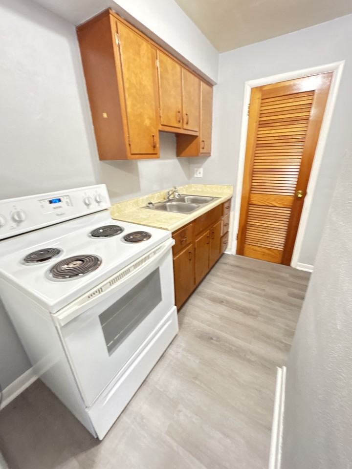 623 Troy St #D - Photo 6 of 11