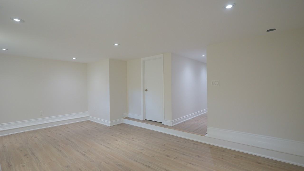 881 Coxwell Ave Lowr - Photo 2 of 17