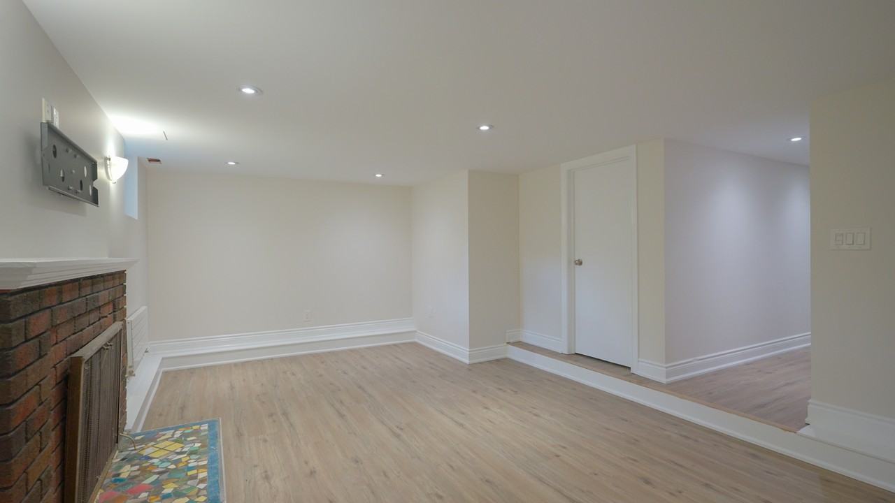 881 Coxwell Ave Lowr - Photo 3 of 17