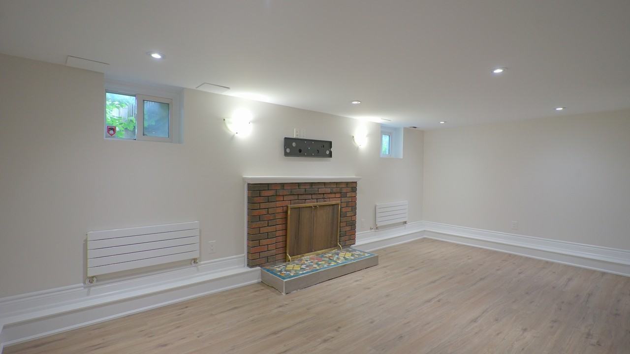 881 Coxwell Ave Lowr - Photo 4 of 17