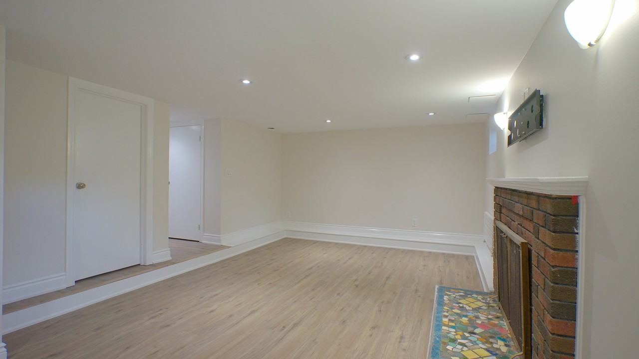 881 Coxwell Ave Lowr - Photo 5 of 17