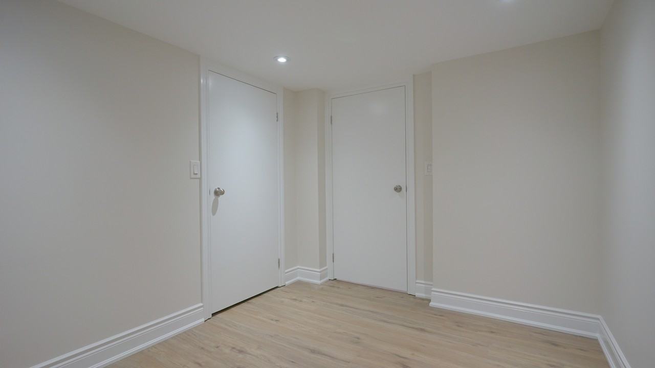 881 Coxwell Ave Lowr - Photo 6 of 17